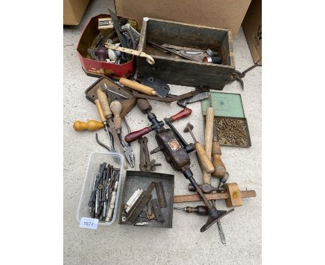 A LARGE ASSORTMENT OF VINTAGE TOOLS TO INCLUDE A BRACE DRILL, A LOCK AND KEY AND A SMALL VICE ETC 