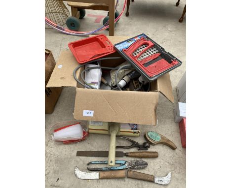 AN ASSORTMENT OF TOOLS TO INCLUDE A MORTISE GAUGE, KNIVES AND TIN SNIPS ETC 