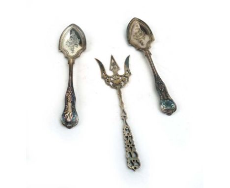 An Edwardian pierced silver bread fork, maker CEW, Birmingham 1900, together with a pair of silver Kings pattern servers, ove