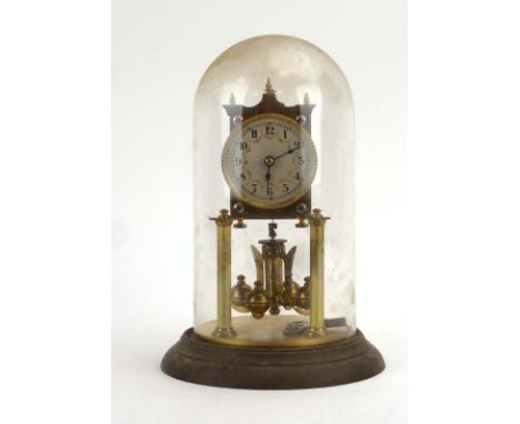 A 20th century Anniversary clock, the silvered dial with Roman and Arabic numerals, under a glass dome, h. 29 cm CONDITION RE