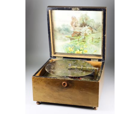 A Kalliope Walnut Cased Polyphon, to take 9ins discs, with 3.5 steel comb and six bells, contained in square case, the top in