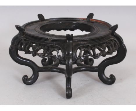 A 19TH/20TH CENTURY CHINESE HARDWOOD VASE STAND, with a pierced scroll frieze, 10.25in wide at widest point & 5.5in high, to 