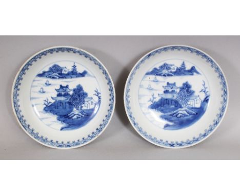 A PAIR OF 18TH CENTURY CHINESE QIANLONG PERIOD BLUE & WHITE PORCELAIN SAUCERS, 5.3in diameter.