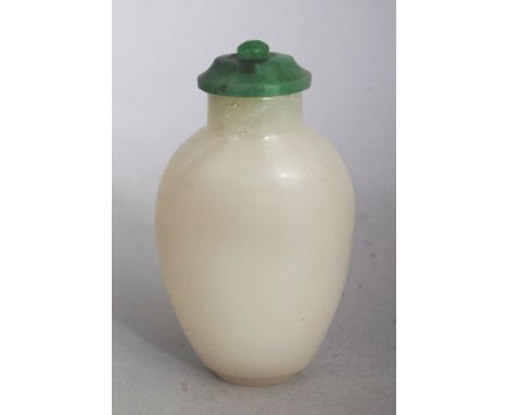 A CHINESE WHITE JADE STYLE SNUFF BOTTLE & HARDSTONE STOPPER, 2.6in high.