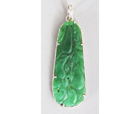 A GOOD QUALITY CHINESE JADE PENDANT, in an English hallmarked silver mount with maker’s mark ‘JCS’, the jade carved with hang