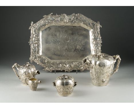 KAFFEE-/TEE-KERNSTÜCK IN QUITTENFORM MIT BLATTRANKENDEKOR Deutsch, um 1900 800er Silber. H. 6,8 - 17,2 cm, L. (Tablett) 42,8 