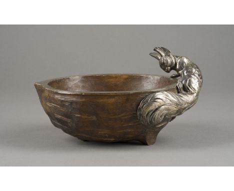 NUSSSCHALE MIT EICHHÖRNCHEN Deutsch, Hanau, Schleissner &amp; Söhne, 20. Jh. Holz, 800er Silber. L. 23,5 cm H. 13 cm. Seitlic