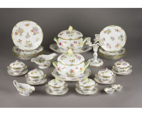 32-TEILIGES SPEISESERVICE 'VICTORIA' Ungarn, Herend, 20. Jh. Porzellan, polychrome Malerei, Goldstaffage. H. bis 21,5 cm (ova