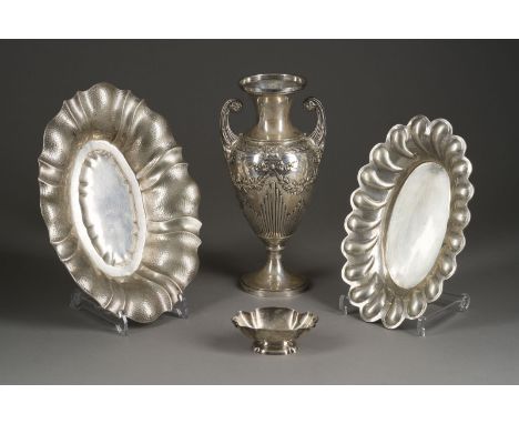 DREI SCHALEN UND EINE AMPHORENVASE U.a. Deutsch/Rumänien, Berlin, Franz Mosgau, 20. Jh. Silber. L. 11,6-33 cm, Vasen-H. 30,5 