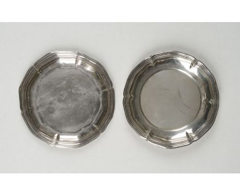ZWEI RUNDE UNTERSETZER Deutsch, Schwäbisch Gmünd, Binder Wilhelm/Deyhle Gebrüder, um 1900 830er/835er Silber. Jew. D. 12,3 cm