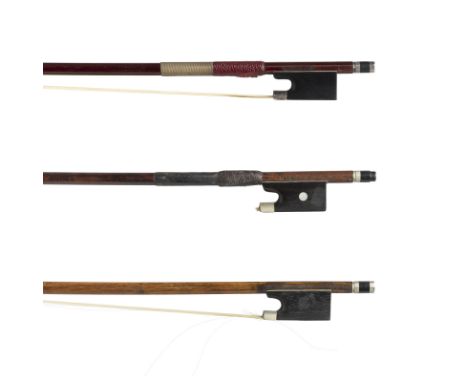KONVOLUT VON DREI VIOLINBÖGEN 'KRUSE' 'DODD' UND 'MARTIN'* Markneukirchen, Anfang 20. Jh. Oktogonale und 2x runde Stange, Neu
