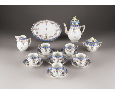 16-TEILIGES MOKKASERVICE 'GUIRLANDE DE LIECHTENSTEIN MIT BLAUER SCHUPPENMALEREI' Ungarn, Herend, 20. Jh. Porzellan, polychrom