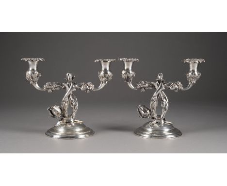 PAAR ZWEI-FLAMMIGE KERZENLEUCHTER Deutsch, Hanau, Wilhelm Ludwig, 20. Jh. 800er Silber. Jew. H. 18,5 cm L. 22,7 cm, zus. 1232