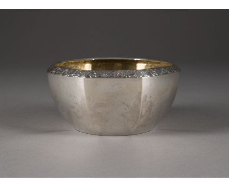 OKTOGONALE SCHALE Deutsch, Silberschmied 'LE', Anfang 20. Jh. 800er Silber, martelliert, teils vergoldet. H. 5,8 D. 12,2 cm, 