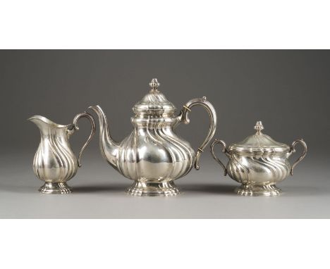 DREI-TEILIGES TEE-KERNSTÜCK Deutsch, Berlin, Gunther Theodor Julius, um 1900 800er Silber, part. vergoldet. H. 14 - 21,4 cm. 
