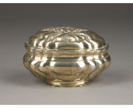 DRESDNER ZUCKERDOSE Deutsch, Dresden, um 1840 Silber, 13-lötig, vergoldet. H. 7,8 L. 12 cm, 156 g. Unterseitig punziert mit (