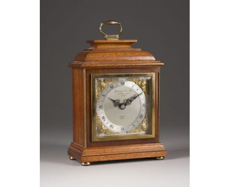 TISCHUHR England, London, Elliott, 20. Jh. Mahagoni, Messing, Glas, Metall, Stahl, Kunststoff. 22 x 14,5 x 7,5 cm. Zifferblat