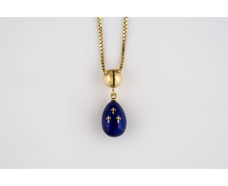 FABERGÉ EI-ANHÄNGER MIT KETTE GG 585/750. L. 49 cm. Ges.-Gew.: 14,1 g. Emailliertes Ei.  Expertise: Victor Mayer Sammlung Zer