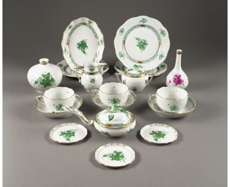 17-TEILIGES RESTSERVICE 'APPONYI GRÜN' Ungarn, Herend, 20. Jh. Porzellan, Camaieumalerei in Grün, Goldstaffage. L. bis 19,5 c