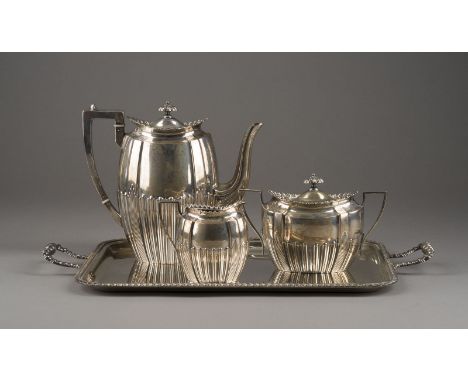 DREI-TEILIGES TEE-KERNSTÜCK AUF RECHTECKIGEM TABLETT Deutsch, L. Posen, 20. Jh. Silber, teils vergoldet. H. 10,3 - 21,5 cm, L