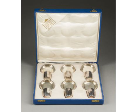 SECHS SCHNAPSBECHER AUF UNTERSETZERN IN ETUI Deutsch, München, Carl Weishaupt, um 1900 900er Silber, part. vergoldet. Becher-