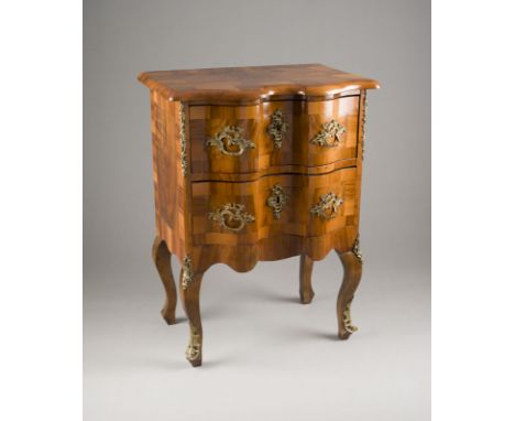 KLEINE KOMMODE Dresden, um 1880 Nussbaum, furniert, Bandintarsien, Messingapplikationen. H. 80, B. 60, T. 42 cm. Über vier ge