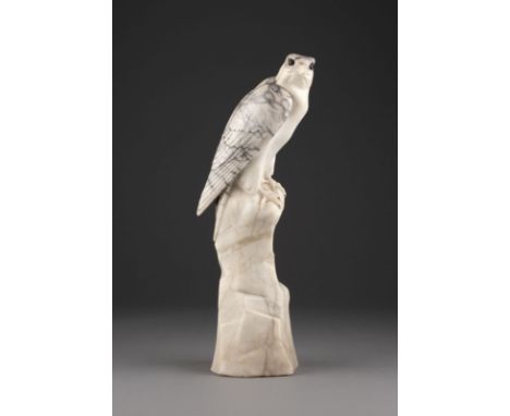 ANTON BÜSCHELBERGER1869 Eger - 1934 DresdenFALKE AUF EINEM FELSVORSPRUNG Alabaster, Federkleid farbig gefasst, Glasaugen. Ges
