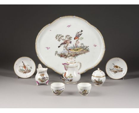 ACHTTEILIGES TÊTE-À-TÊTE-SERVICE MIT VOGELMALEREI Deutsch, Ansbach, um 1765/1770 Porzellan, polychrome Malerei, Goldstaffage.