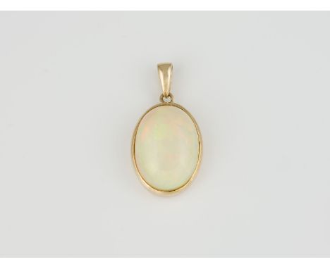 OPAL ANHÄNGER GG 585. L. 2,8 cm. Ges.-Gew.: 4,4 g. Ein synthetischer Cabochon Opal, ca. 17,8 x 13 mm.