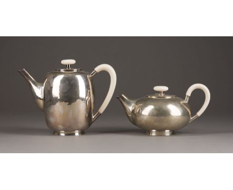 KAFFEE- UND TEEKANNE MIT ELFENBEINGRIFFEN UND -KNÄUFEN* Deutsch, Heilbronn, Bruckmann &amp; Söhne, Entwurf: Karl Wahl, 1937, 