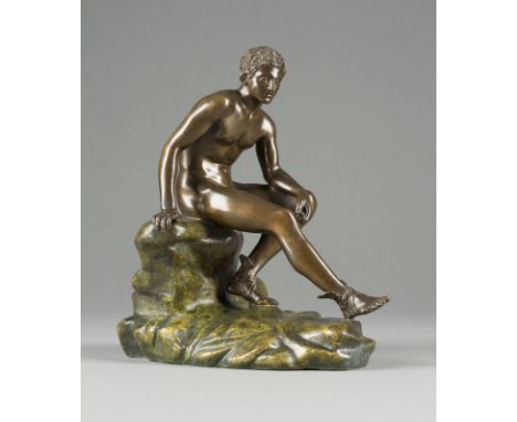 ITALIENISCHER BILDPLASTIKERTätig Anfang 20. Jh.KLEINER SITZENDER HERMES AUS HERCULANEUM Bronze, dunkel patiniert. H. 20, B. 1