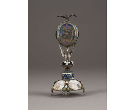 FEINE WIENER TISCHUHR MIT EMAILLE-DEKOR Österreich, Wien, wohl Hermann Böhm, um 1900 Silber, Emailledekor part. mit Goldstaff