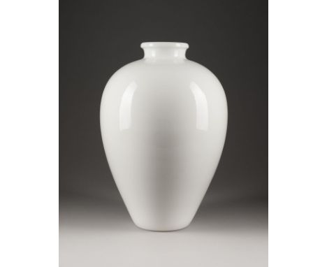TRUDE PETRI1906 Hamburg - 1998 VancouverBODENVASE 'STAUDE' Deutsch, KPM Berlin, 20. Jh. Weißporzellan, glasiert. H. 42 cm. Un
