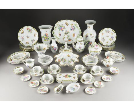 56-TEILIGES MOKKASERVICE 'VICTORIA' Ungarn, Herend, 20. Jh. Porzellan, polychrome Malerei, Goldstaffage. H. bis 5 cm (Baluste