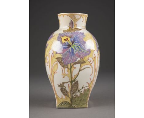 SAMUEL SCHELLINK1876 Utrecht - 1958 Den HaagVASE MIT BLUMEN-DEKOR Niederlande, Haagsche Plateelbakkerij Rozenburg, 1910-1914 