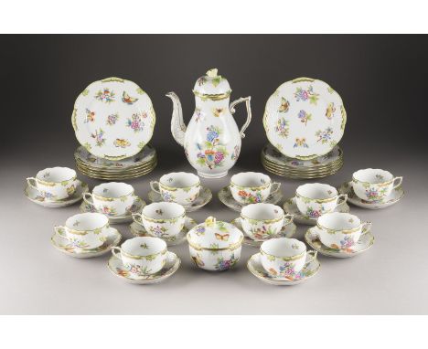 38-TEILIGES KAFFEESERVICE 'VICTORIA' Ungarn, Herend, 20. Jh. Porzellan, polychrome Malerei, Goldstaffage. H. 25,5 cm (Kanne),