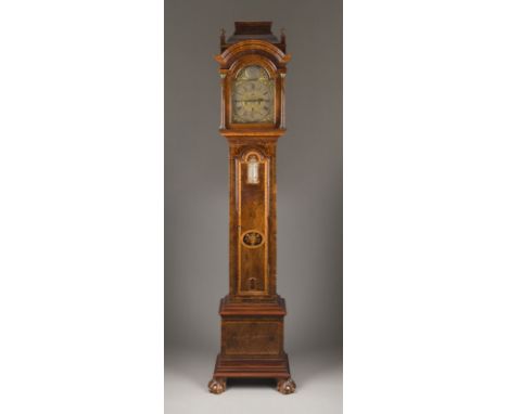 BEDEUTENDE BODENSTANDUHR MIT MEISTERSCHEIBE UND BAROMETER Thomas Milner, London, Bernard Le Grand, Lüttich, um 1750 Wurzelhol