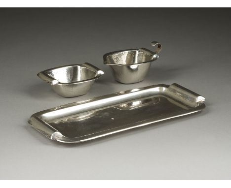 RAHM- UND ZUCKERSET AUF TABLETT Deutsch, Bremen, Wilkens &amp; Söhne, um 1930 830er Silber. L. 29 cm, 374 g. Unterseitig punz