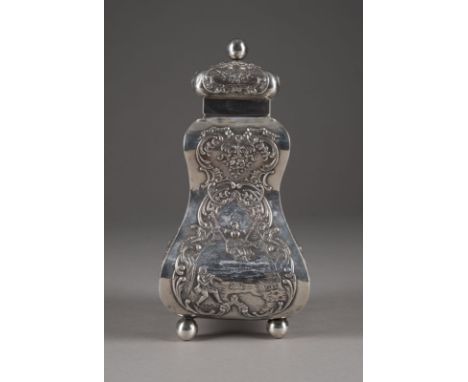 TEEDOSE MIT GALANTER SZENE Deutsch, Hanau, Ferdinand C. Henzler, Anfang 20. Jh. 800er Silber. H. 20 cm, 361 g. Punziert mit H