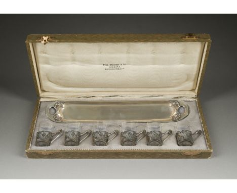 SECHS SCHNAPSGLÄSER MIT SILBERHALTERUNG AUF TABLETT Deutsch, um 1900 800er Silber, Glas. Glas-H. 5,2 cm, zus. 154 g (Silber).