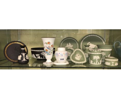 SHELF OF WEDGWOOD IN SAGE GREEN JASPERWARES AND BLACK BASALT JASPERWARE INCLUDING CACHE POTS, PLATES, PIN DISHES