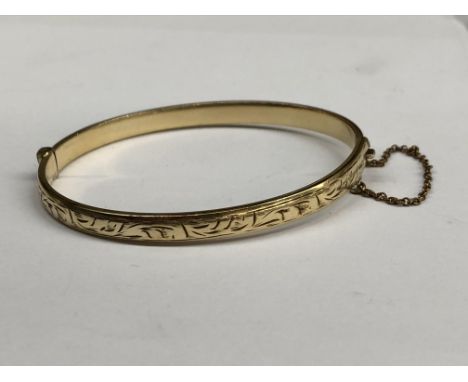 METAL CORE ENGRAVED BANGLE WITH SAFETY CHAIN 7.1G APPROX