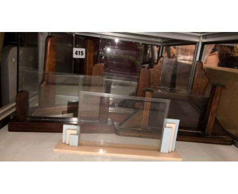 SHELF OF 1930S WOODEN AND GLASS PICTURE FRAMES/PHOTOGRAPH HOLDERS