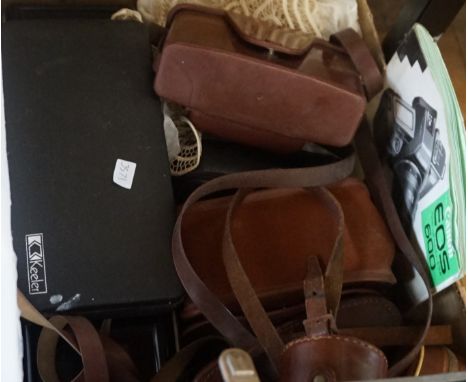 A mixed lot of assorted vintage camera equipment.