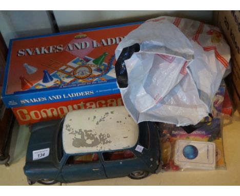 A mixed lot of assorted vintage games and toys.