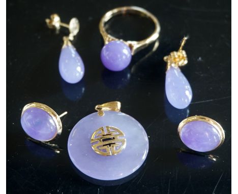 A suite of eastern gold mounted 'lavender jade' jewellery comprising, a ring, a pendant, and two pairs of earrings.