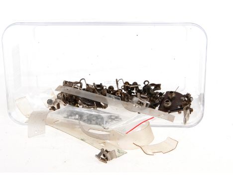 Konv. Märklin Ersatzteile, S H0, darunter Dachlüfter für 350er Wagen, Celloneinsätze für E-Loks, Kupplungen, Blechteile, etc.