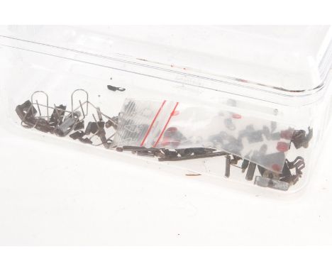 Konv. Märklin Ersatzteile, S H0, darunter Achslagerblenden für Gusswagen, rote und weiße Einsätze für Schlusslichter, etc.