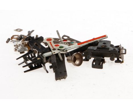 Konv. Märklin Ersatzteile, S H0, darunter Dampfloksteuerungsteile, Signalflügel, etc.