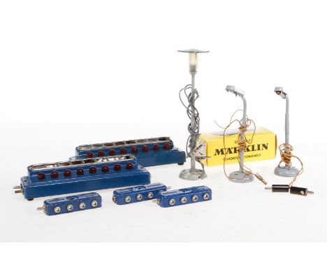 Konv. Märklin Ersatzteile, S H0, darunter Platten und 3 Straßenlaternen, Z 3